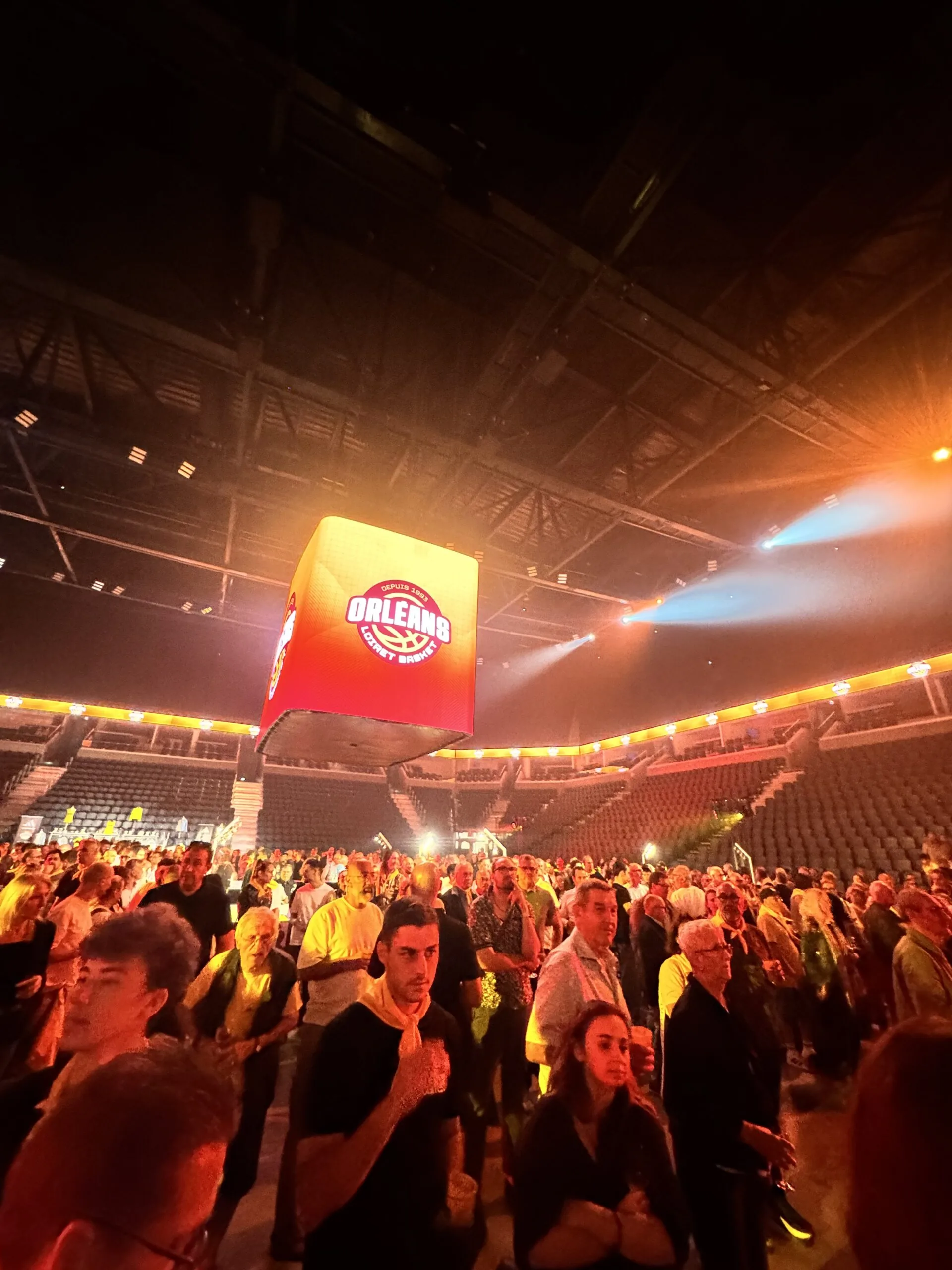 Ambiente en el pabellón CO'Met con el cubo del Orléans Loiret Basket
