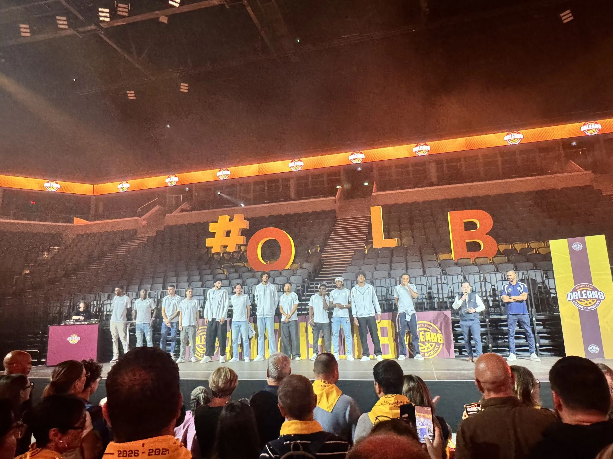 Presentación oficial del equipo del Orléans Loiret Basket en el escenario