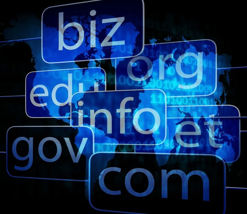 ¿Qué diferencia hay entre un nombre de dominio disponible y uno transferible?